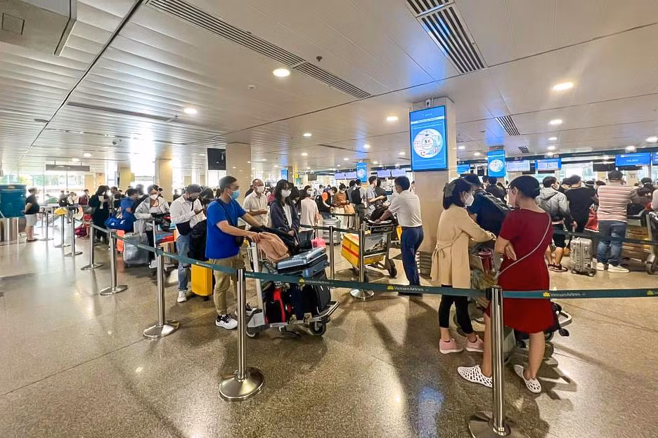 Phía bên trong khu vực chờ kiểm tra an ninh, hàng dài người tấp nập chờ đến lượt