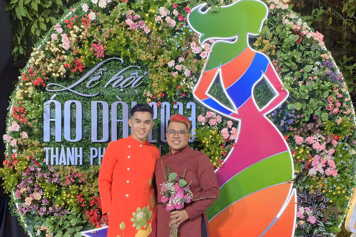 Nhà thiết kế Huy Doãn chụp ảnh đăng lên trang Facebook cá nhân quảng bá mẫu áo dài do mình tự thiết kế.
