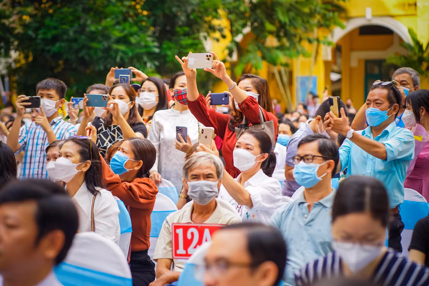 Buổi lễ Tri ân trưởng thành sáng nay tại trường THPT Trưng Vương ngoài thầy cô và các em học sinh khối lớp 12 còn có rất đông phụ huynh đến tham dự.