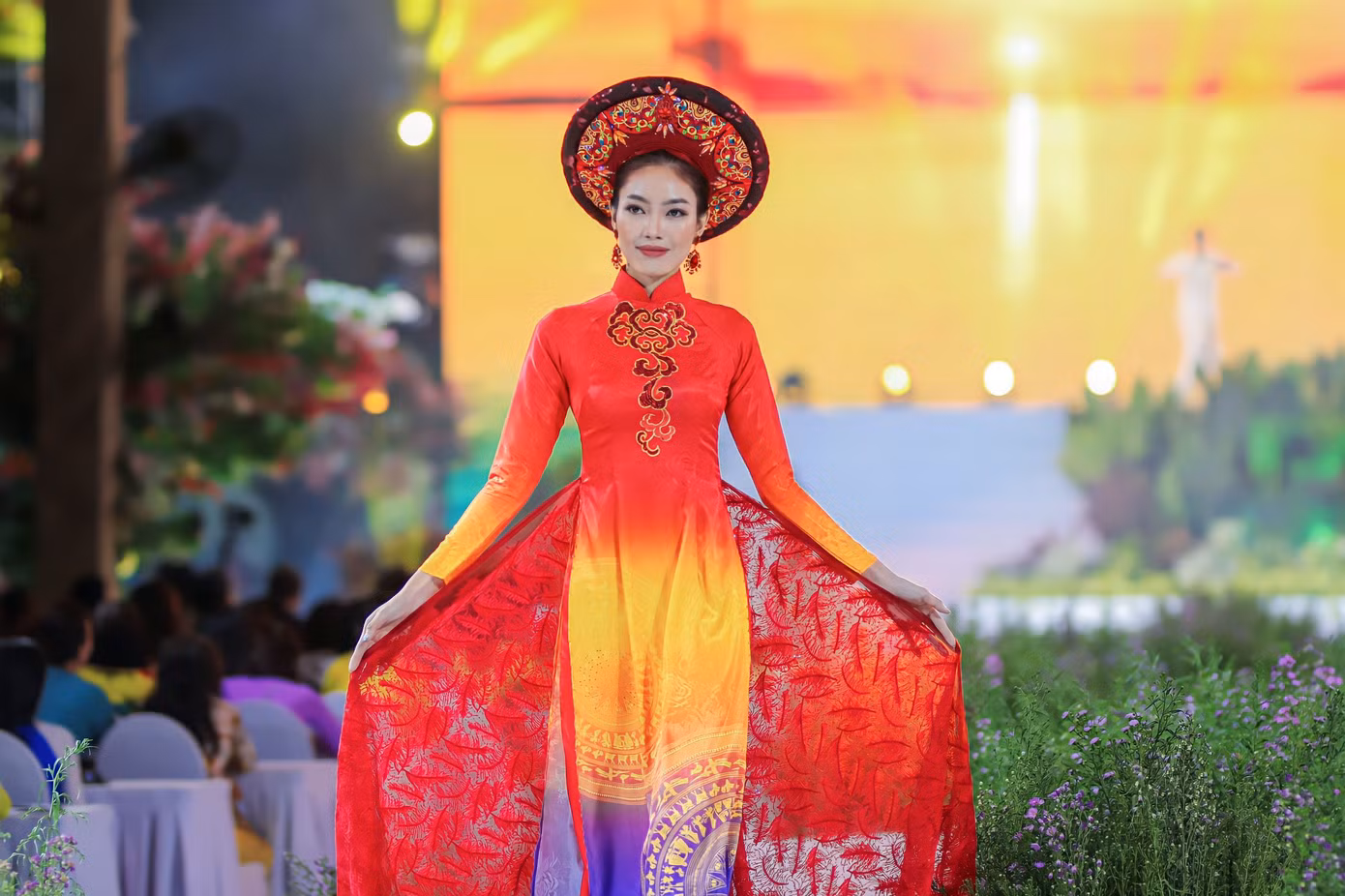 Hoa khôi Sông Vàm 2022 Huỳnh Đào Diễm Trinh và Hoa hậu H'Hen Niê trình diễn áo dài do nhà thiết kế Huy Doãn thiết kế tại các sự kiện thời trang lớn.