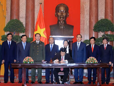Chủ tịch nước Trương Tấn Sang ký lệnh công bố Hiến pháp nước CHXHCN Việt Nam. Ảnh: TTXVN