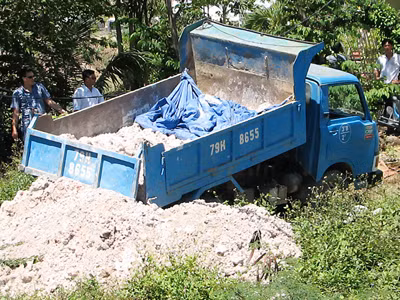Hiện trường đổ bùn thải