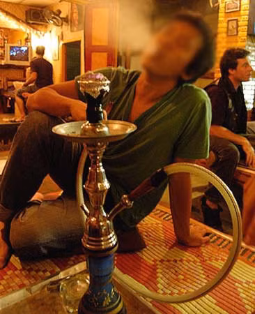 Hút shisha đang trở thành thú vui của giới trẻ. Ảnh: QT