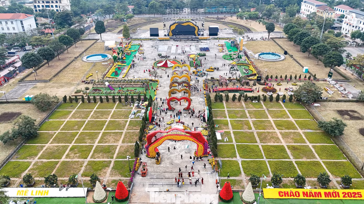 Festival hoa Mê Linh lần thứ 2 được tổ chức với chủ đề "Mê Linh rực rỡ sắc hoa" tại Quảng trường Trung tâm Hành chính huyện Mê Linh (Hà Nội) bắt đầu từ tối 26/12. Tuy nhiên, lễ hội hoa lớn nhất miền Bắc "bùng nổ" trong những ngày cuối cùng với lượng khách khủng đến chiêm ngưỡng, chụp ảnh.