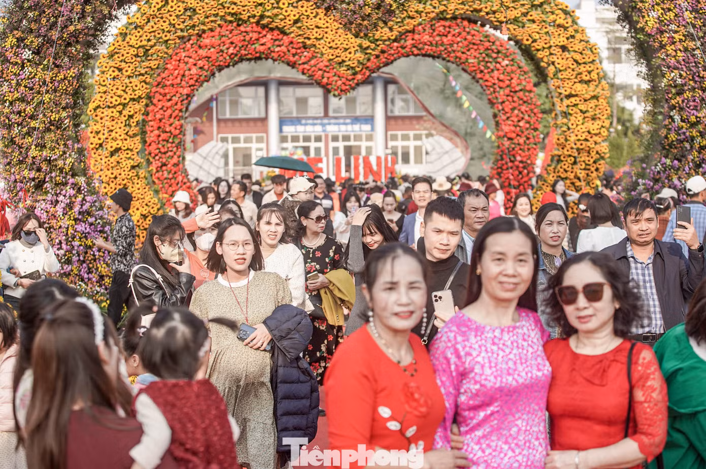 Không chỉ dừng lại ở việc chiêm ngưỡng hoa, lễ hội còn mang đến nhiều hoạt động thú vị như: biểu diễn nghệ thuật, trải nghiệm tự tay làm hoa tươi và chương trình đấu giá hoa gây quỹ từ thiện...