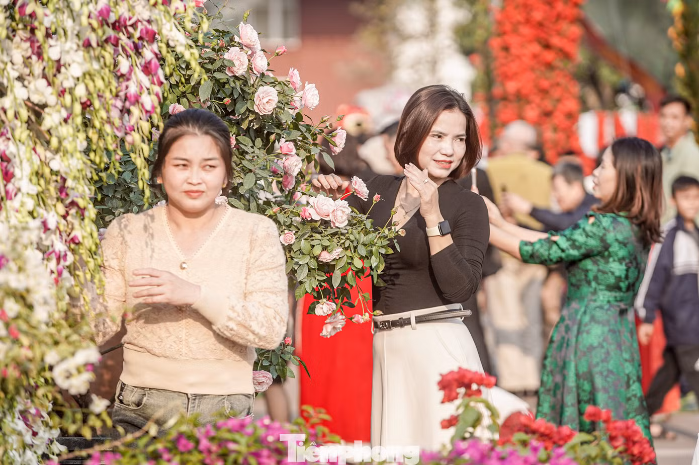 Nhiều khu vực du khách phải chờ 10-15 phút mới có thể vào check-in.