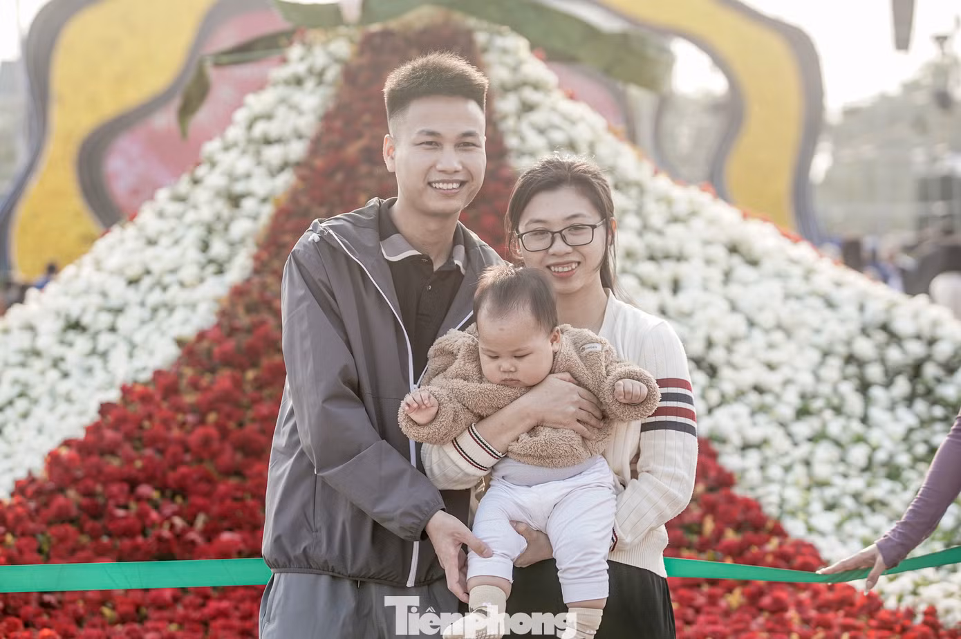 "Tôi biết đến lễ hội thông qua thông tin trên mạng xã hội và tôi quyết định đưa cả gia đình đến đây trong ngày cuối tuần. Tôi cảm thấy lễ hội hoa ở đây thật là hoành tráng, mãn nhãn ấn tượng không kém gì Đà Lạt", chị Quỳnh Lan (huyện Mê Linh, Hà Nội) chia sẻ.
