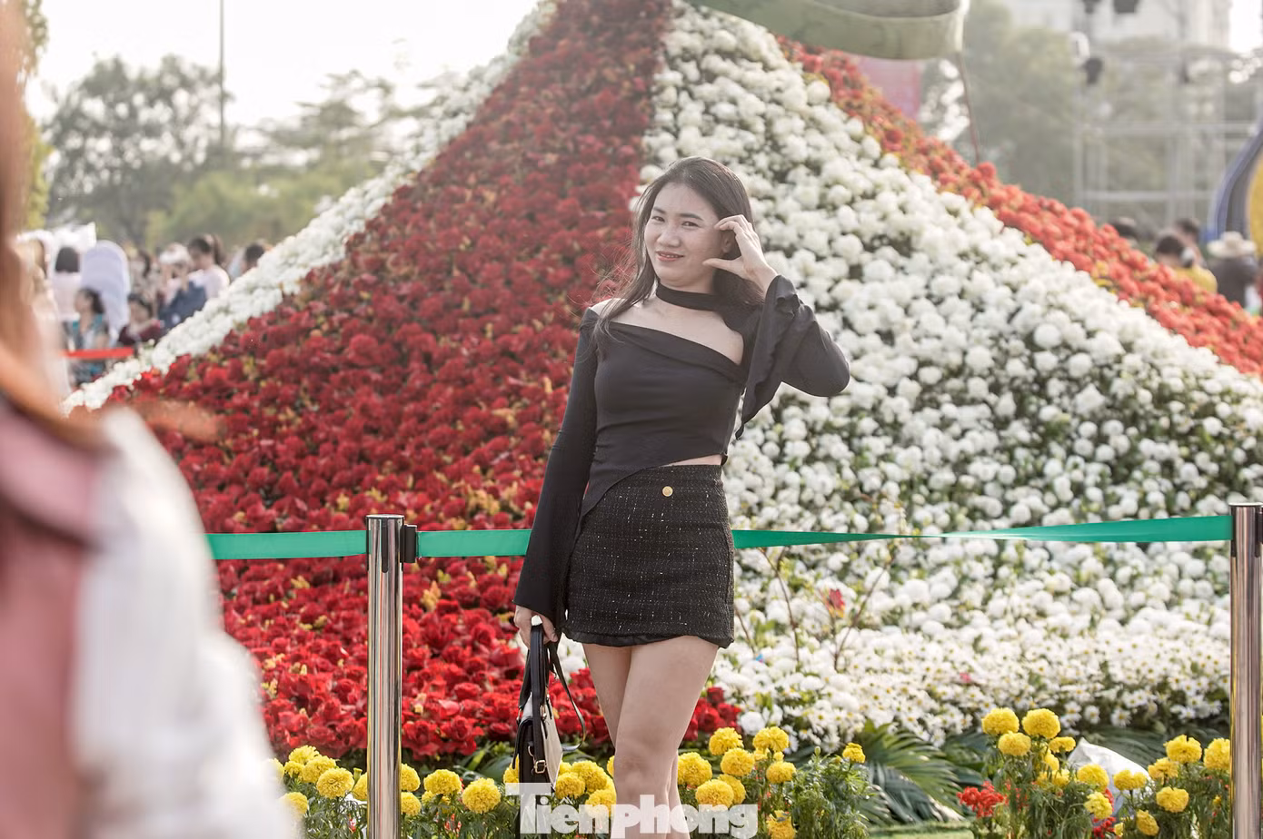 "Nàng thơ" thả dáng bên hoa.