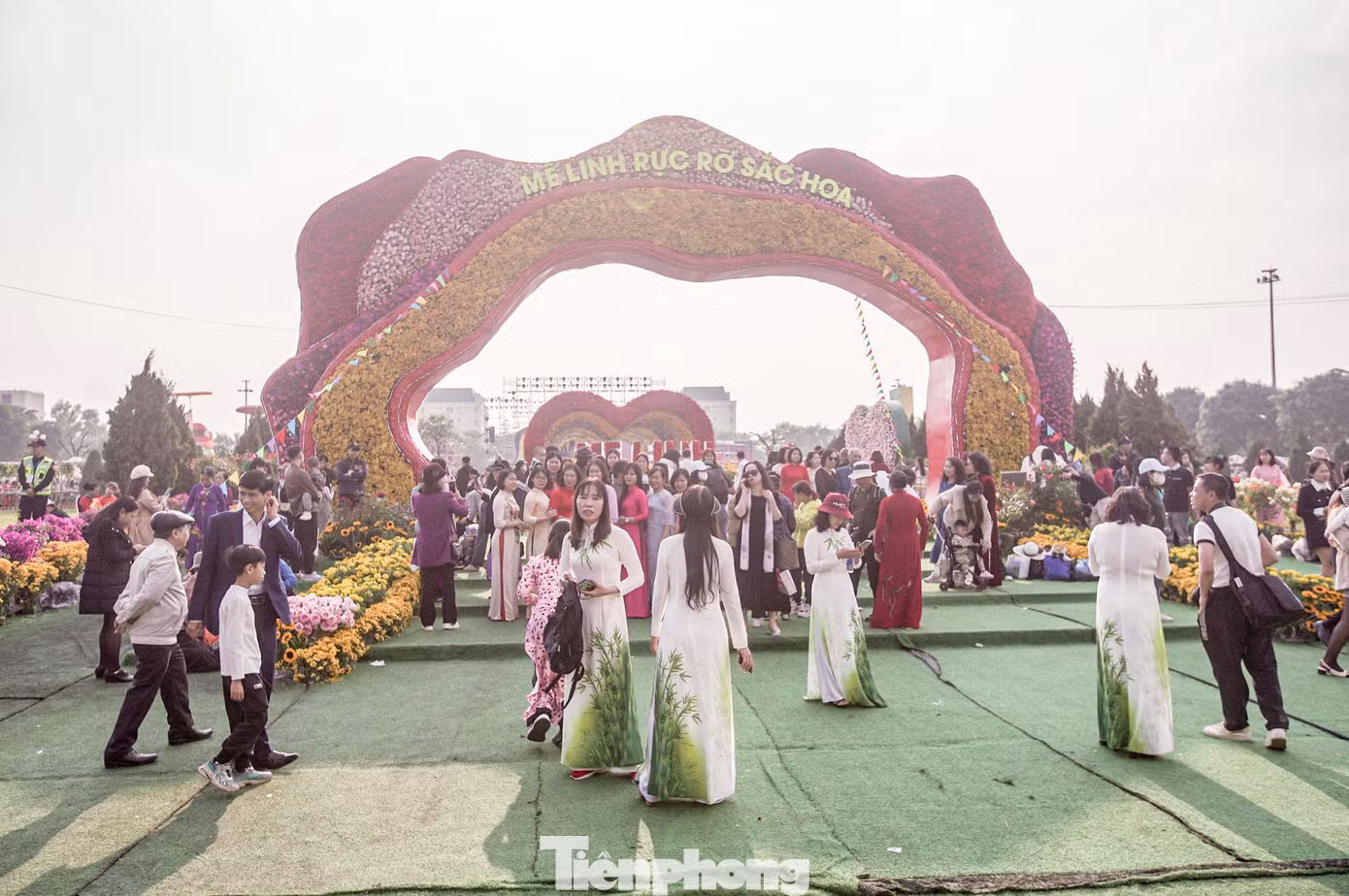 Ngay từ cổng chào của Festival hoa Mê Linh bị vây kín bởi người dân và du khách chụp ảnh.
