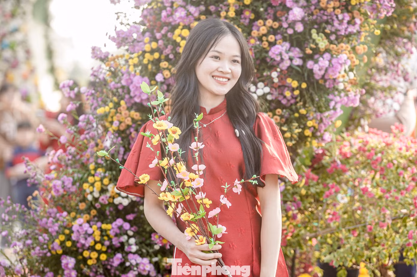 "Festival tổ chức dịp cận Tết nên em tranh thủ rủ bạn ra đây chụp một bộ ảnh Tết rực rỡ với hoa", một du khách chia sẻ.