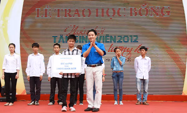 Tại lễ khai mạc, đại diện ban tổ chức, đơn vị tài trợ đã trao quà, học bổng cho các tân thủ khoa điểm cao, tân thủ khoa có hoàn cảnh khó khăn, tân sinh viên có hoàn cảnh khó khăn cần giúp đỡ. Ảnh: Trường Phong
