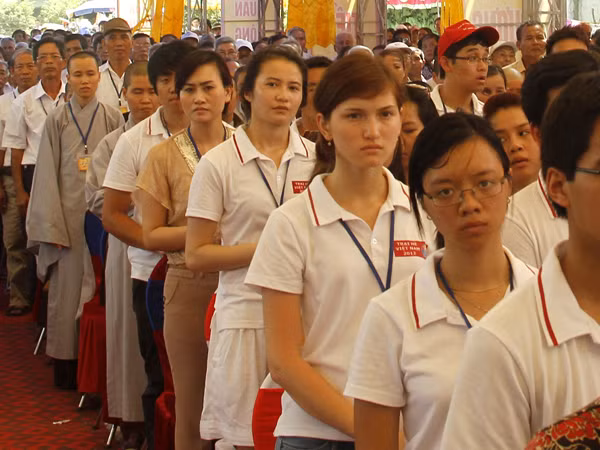 các bạn trẻ tham dự đại lễ cầu siêu 