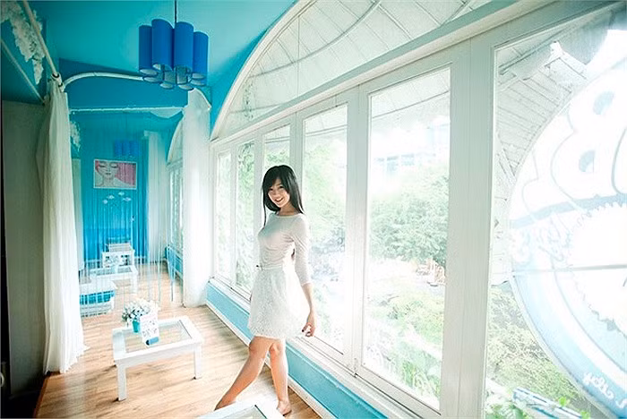 Không chỉ xinh đẹp, Kiều Trinh còn khiến người khác ấn tượng bởi cô thông thao 3 ngoại ngữ là Anh, Hoa, Pháp