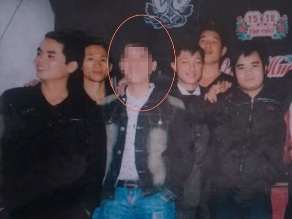 Anh Nguyễn Văn Hiệp áo phông trắng đứng thứ giữa hàng đầu