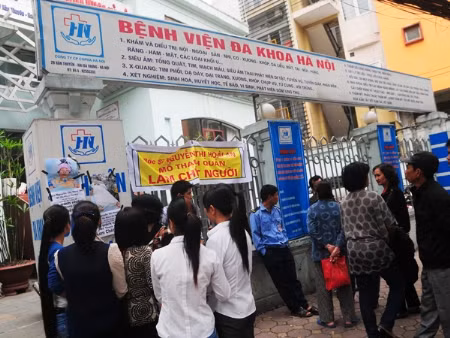 Đông đảo người thân nhà bệnh nhân Tưởng bao vây BV đa khoa Hà Nội sáng 14-11. Ảnh: Tuấn Nguyễn