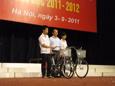 Cũng trong lễ khai giảng, các đơn vị tài trợ cũng trao học bổng, các phần quà cho học sinh của trường. Trong ảnh: Đại diện công ty Thống nhất tặng xe đạp cho học sinh có hoàn cảnh khó khăn 
