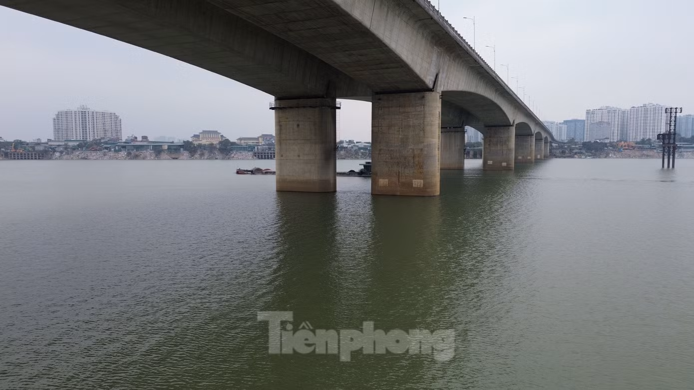 Kiểm tra cho thấy, kết cấu dầm cầu xuất hiện vết nứt; gối cầu bằng thép trên các nhịp cầu chính vượt sông han gỉ, chưa được bôi mỡ hay sơn bảo vệ; mố cầu tường đỉnh xuất hiện các vết nứt xiên và thẳng đứng.