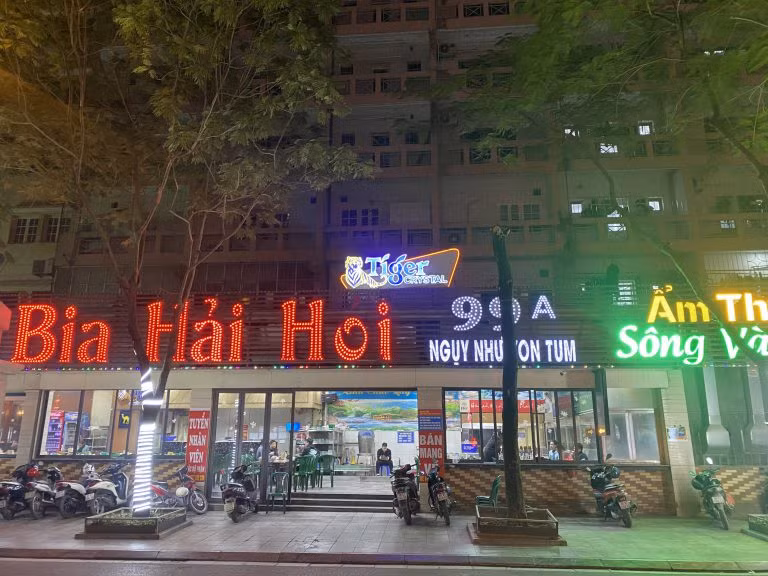 Nhà hàng Hải Hói bị xử phạt 32 triệu đồng do có nhiều vi phạm về ATTP. Nhà hàng Hải Hói bị xử phạt 32 triệu đồng do có nhiều vi phạm về ATTP.