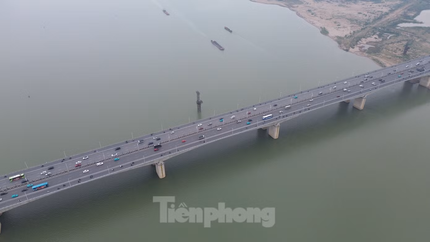 Được biết, cầu Vĩnh Tuy 1 được khánh thành và đưa vào khai thác năm 2009. Cầu được gắn biển công trình kỷ niệm 1000 năm Thăng Long- Hà Nội.