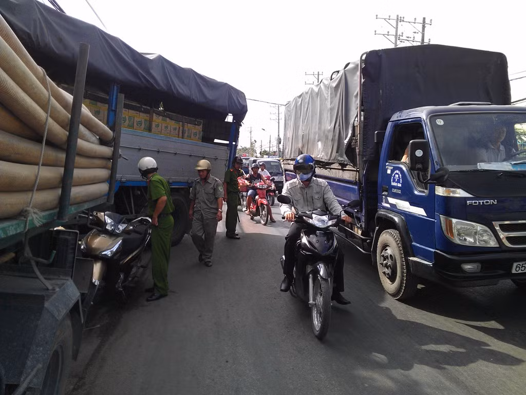 Giao thông vẫn ách tắc dù có lực lượng CSGT