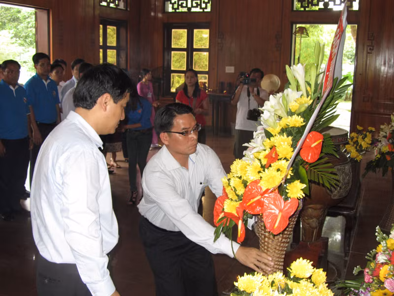 Bí thư Thứ nhất TW Đoàn Nguyễn Đắc Vinh, Bí thư TW Đoàn Vilayvong Buddakham và đại biểu thanh niên hai nước dâng hoa tưởng niệm Chủ tịch HCM tại Nam Đàn quê Bác
