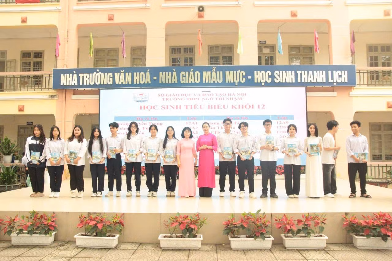 Buổi sáng là lễ bế giảng, các thầy cô trao quà cho những bạn học sinh tiêu biểu, đạt nhiều thành tích. Ảnh: Facebook Đoàn trường THPT Ngô Thì Nhậm.