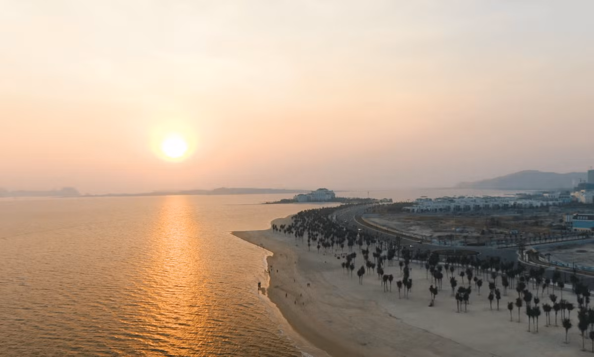 Bãi biển Bãi Cháy khi hoàng hôn xuống đẹp lung linh. - Ảnh: Sun Group