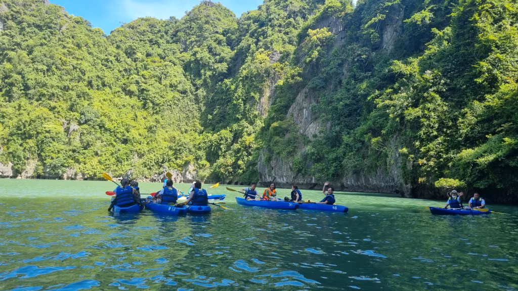 Chèo kayak tại khu vực hang Luồn trên Vịnh Hạ Long. - Ảnh: Cổng thông tin điện tử Hạ Long