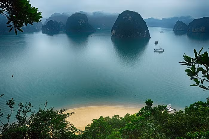 Đảo Titop mang vẻ đẹp hoang sơ, hùng vĩ. - Ảnh: Báo Quảng Ninh