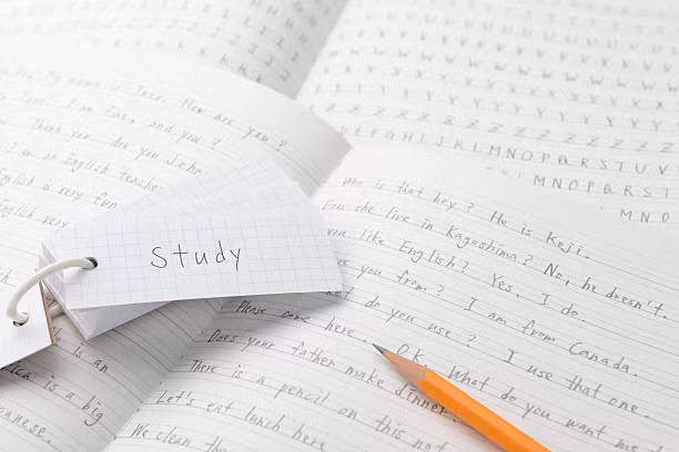 Flashcards là công cụ hữu dụng cho việc ghi nhớ ngắt quãng. Nguồn: Internet