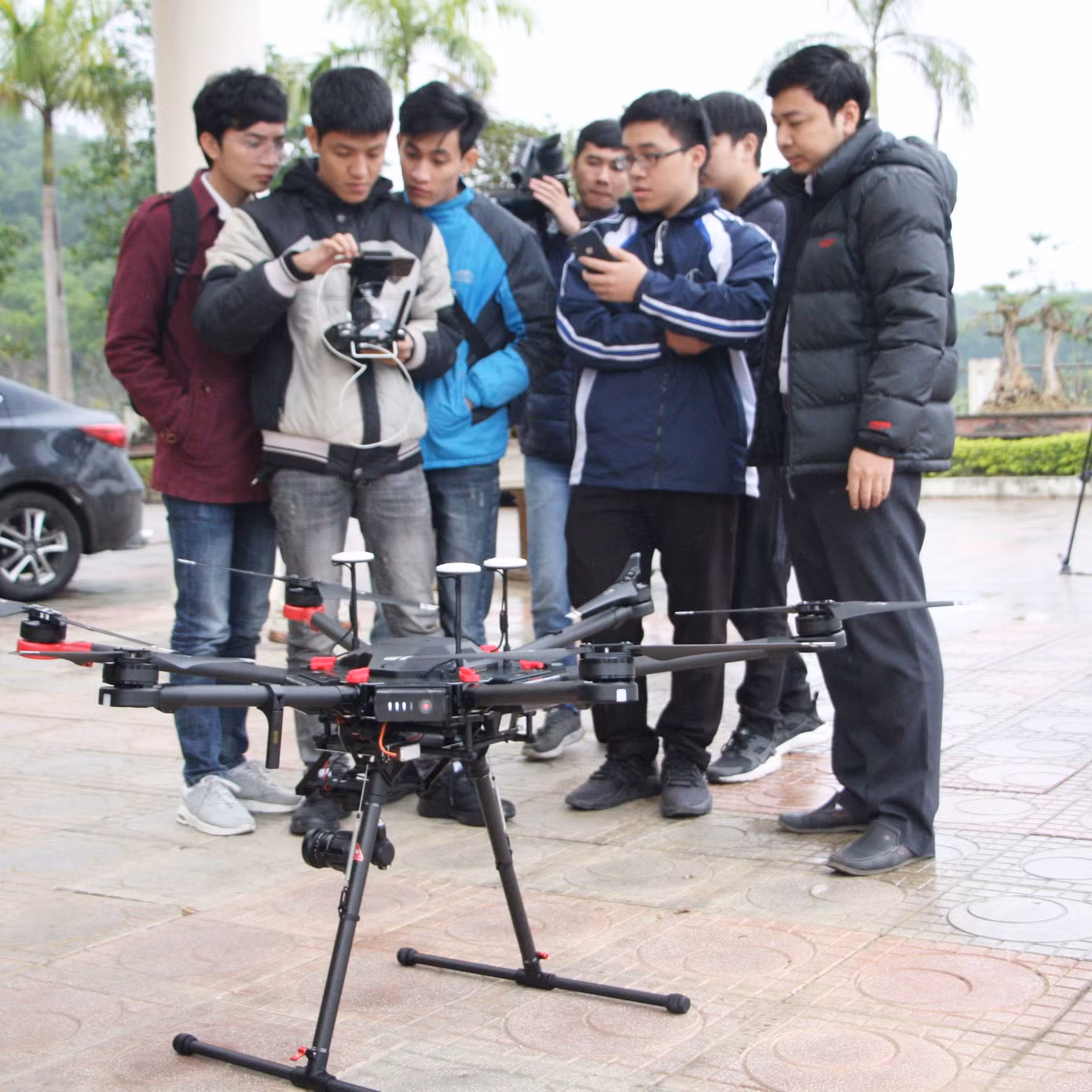 Sinh viên trường Đại học Công nghệ, ĐHQG Hà Nội trong một buổi bay thử máy bay không người lái tại Hòa Lạc. Ảnh: UET-VNU