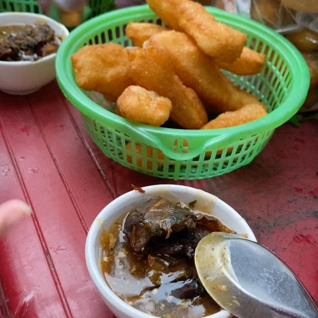 Món chả sam, chân sam bán ở chợ Hạ Long 1. - Ảnh: Phương Thùy Linh