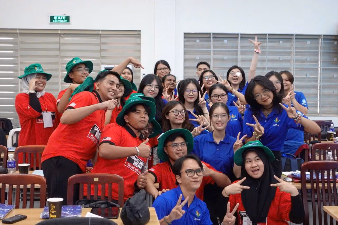 Các bạn trẻ cùng nhau chụp ảnh lưu niệm, gắn kết tình hữu nghị giữa tuổi trẻ Việt Nam và quốc tế (Ảnh: Fanpage Công tác Quốc tế Thanh niên) Các bạn trẻ cùng nhau chụp ảnh lưu niệm, gắn kết tình hữu nghị giữa tuổi trẻ Việt Nam và quốc tế (Ảnh: Fanpage Công tác Quốc tế Thanh niên)