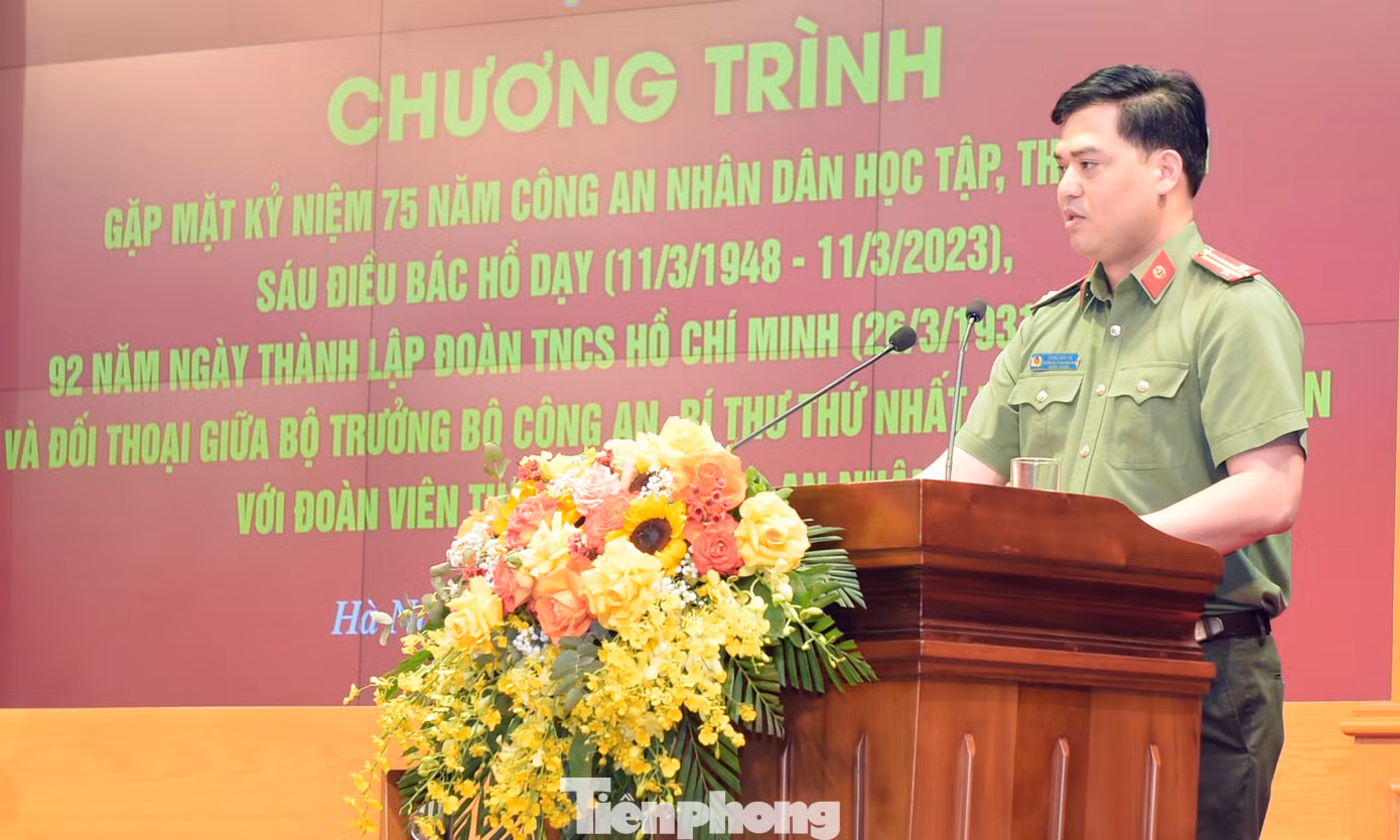 Trung tá Đồng Đức Vũ trình bày diễn văn kỷ niệm. Ảnh: Xuân Tùng Trung tá Đồng Đức Vũ trình bày diễn văn kỷ niệm. Ảnh: Xuân Tùng
