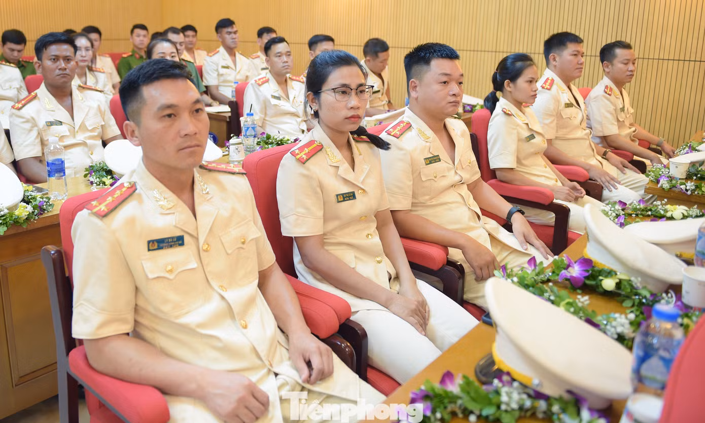 Các gương công an được tuyên dương trong chương trình. Ảnh: Xuân Tùng Các gương công an được tuyên dương trong chương trình. Ảnh: Xuân Tùng
