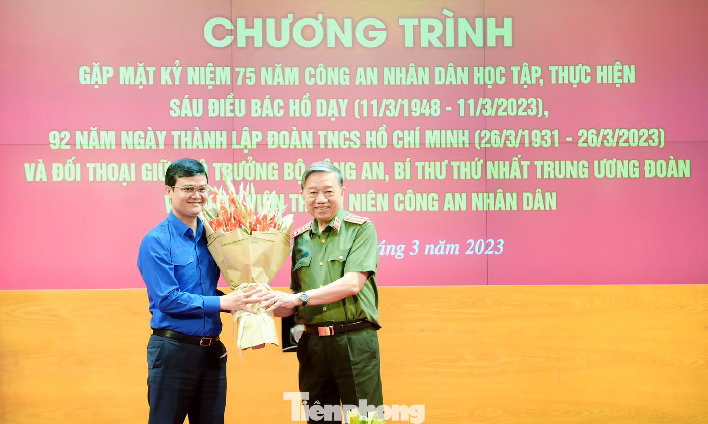 Bộ trưởng Tô Lâm tặng hoa chúc mừng 92 năm Ngày thành lập Đoàn TNCS Hồ Chí Minh tới Bí thư thứ nhất T.Ư Đoàn Bùi Quang Huy. Ảnh: Xuân Tùng Bộ trưởng Tô Lâm tặng hoa chúc mừng 92 năm Ngày thành lập Đoàn TNCS Hồ Chí Minh tới Bí thư thứ nhất T.Ư Đoàn Bùi Quang Huy. Ảnh: Xuân Tùng