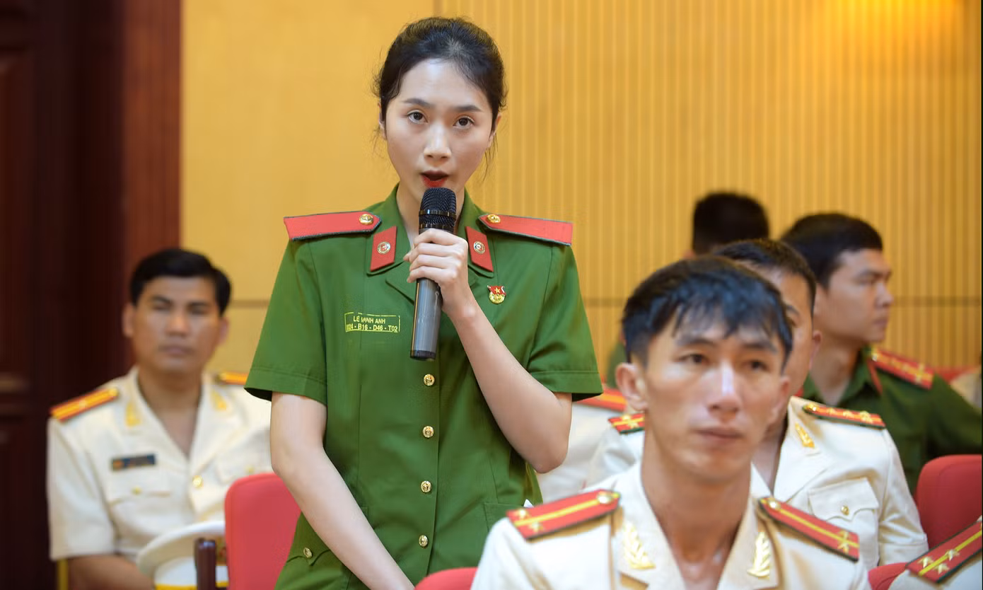 Buổi đối thoại ghi nhận được nhiều ý kiến, đề xuất của đoàn viên thanh niên công an. Ảnh: Xuân Tùng