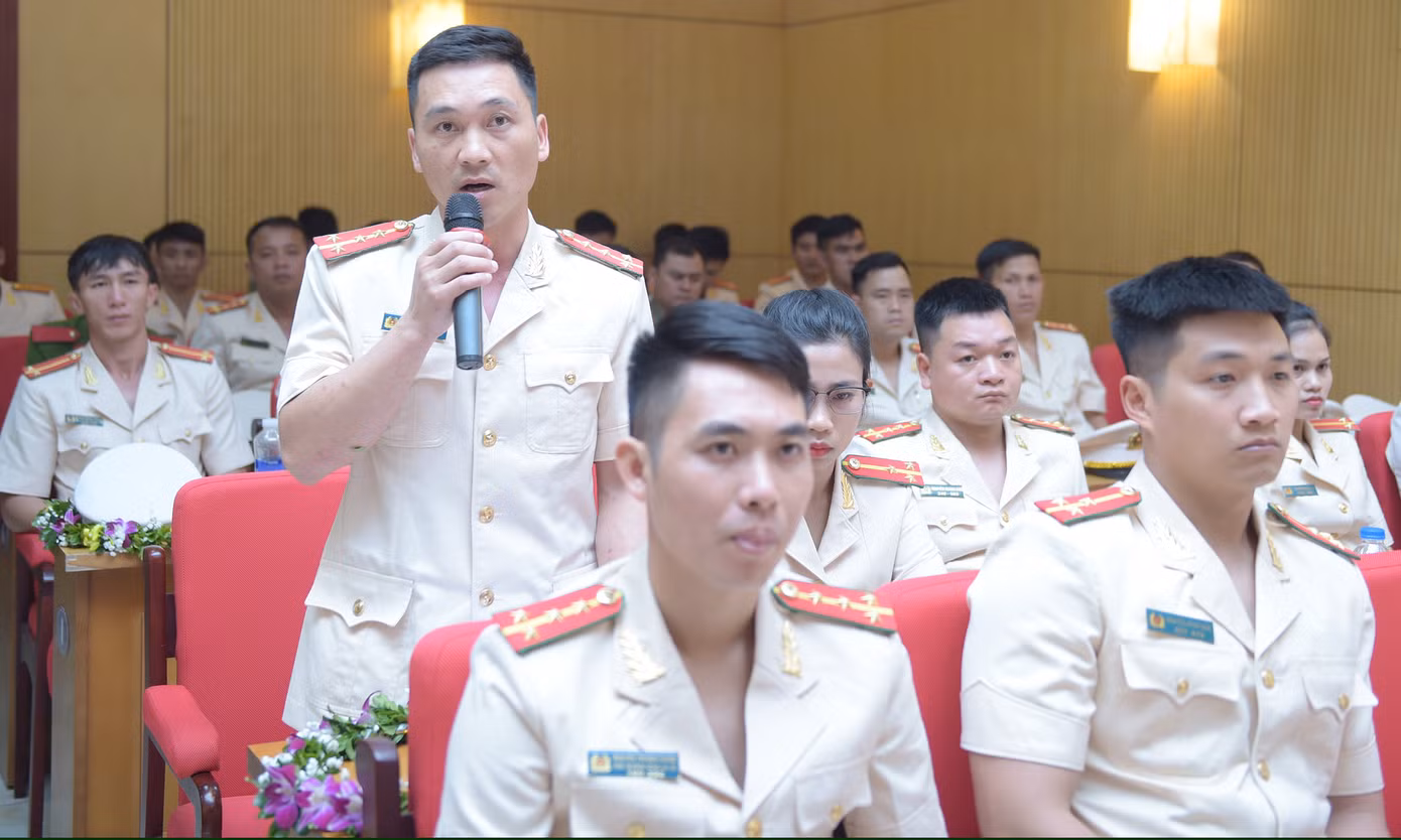 Buổi đối thoại ghi nhận được nhiều ý kiến, đề xuất của đoàn viên thanh niên công an. Ảnh: Xuân Tùng