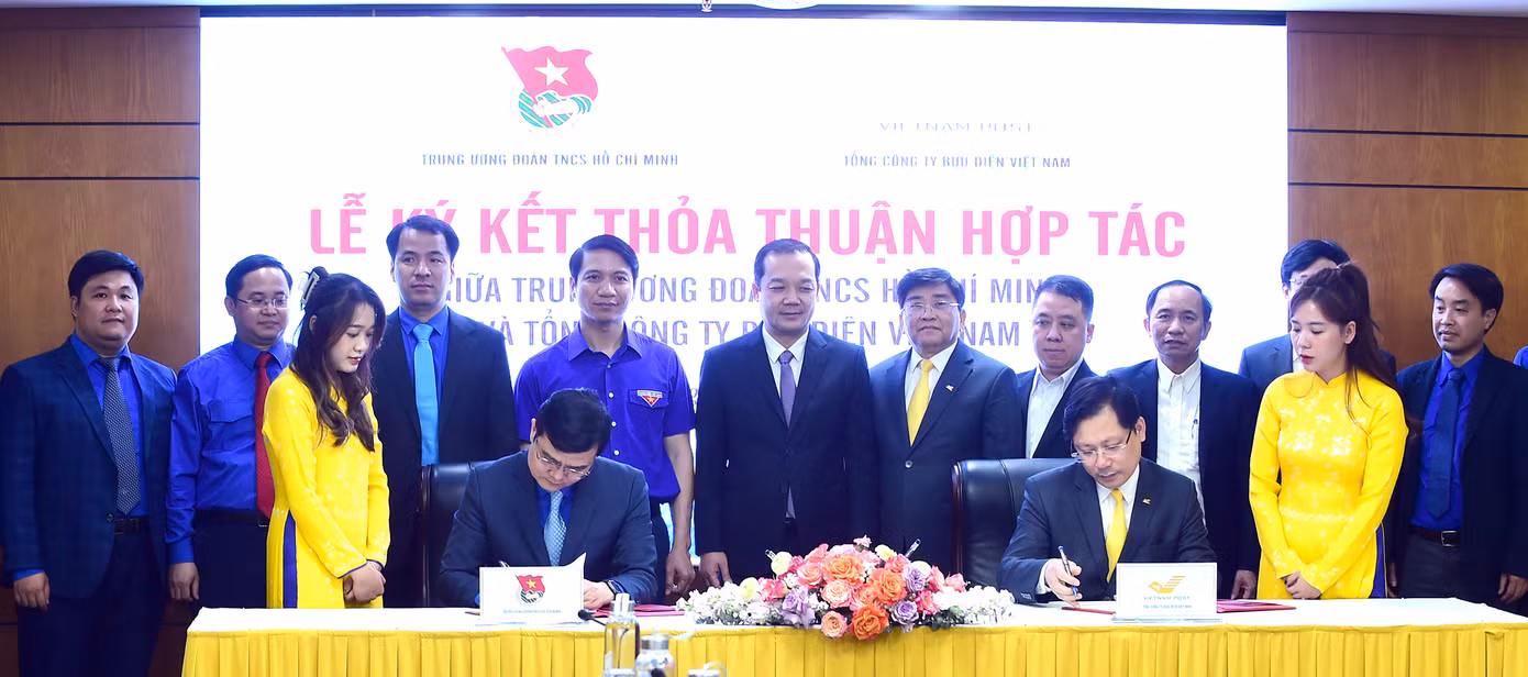Anh Bùi Quang Huy và ông Chu Quang Hào ký kết thỏa thuận hợp tác. Ảnh: Xuân Tùng