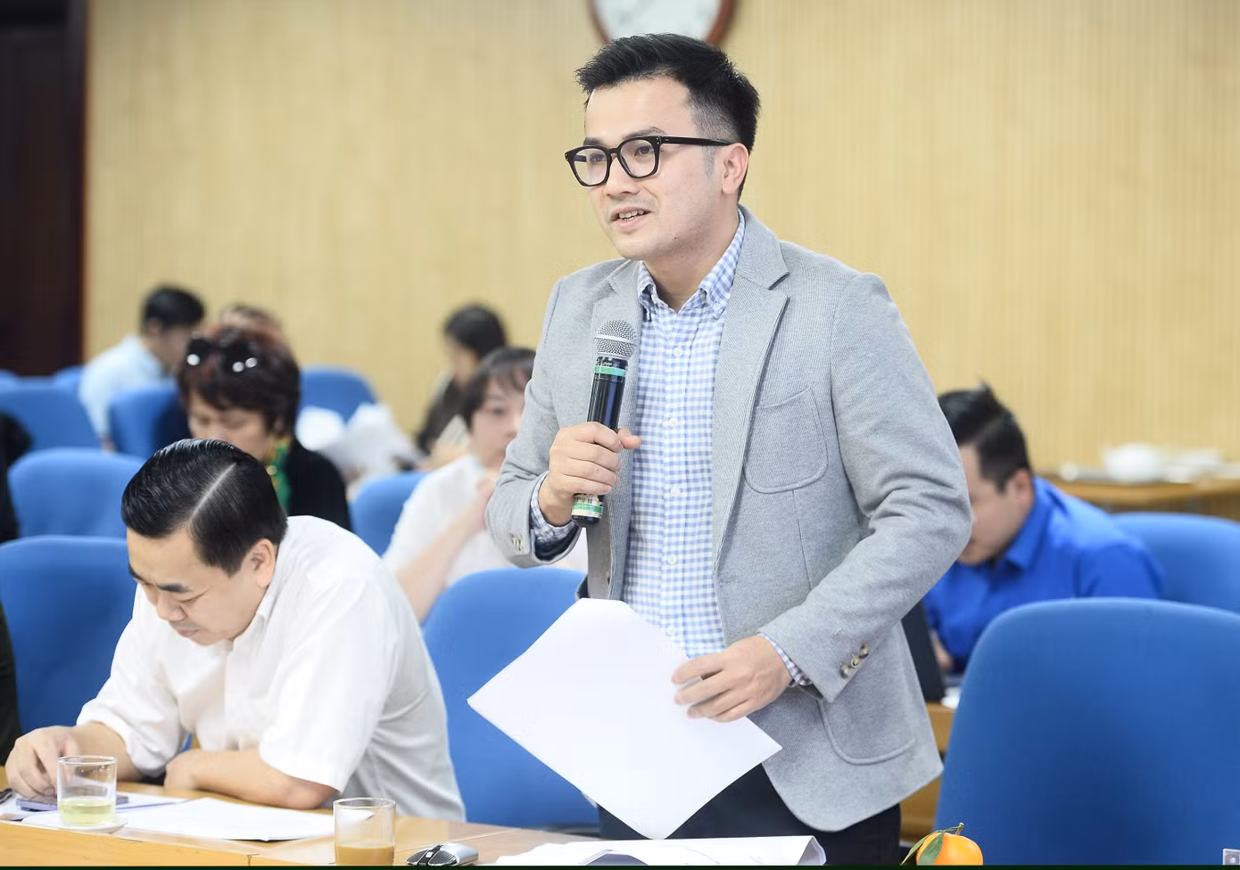 Các thành viên Hội đồng trao đổi ý kiến tại phiên họp. Ảnh: Duy Phạm Các thành viên Hội đồng trao đổi ý kiến tại phiên họp. Ảnh: Duy Phạm