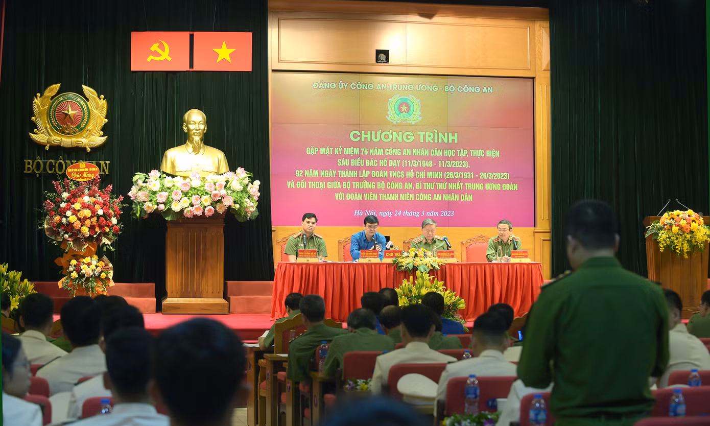 Buổi đối thoại ghi nhận được nhiều ý kiến, đề xuất của đoàn viên thanh niên công an. Ảnh: Xuân Tùng