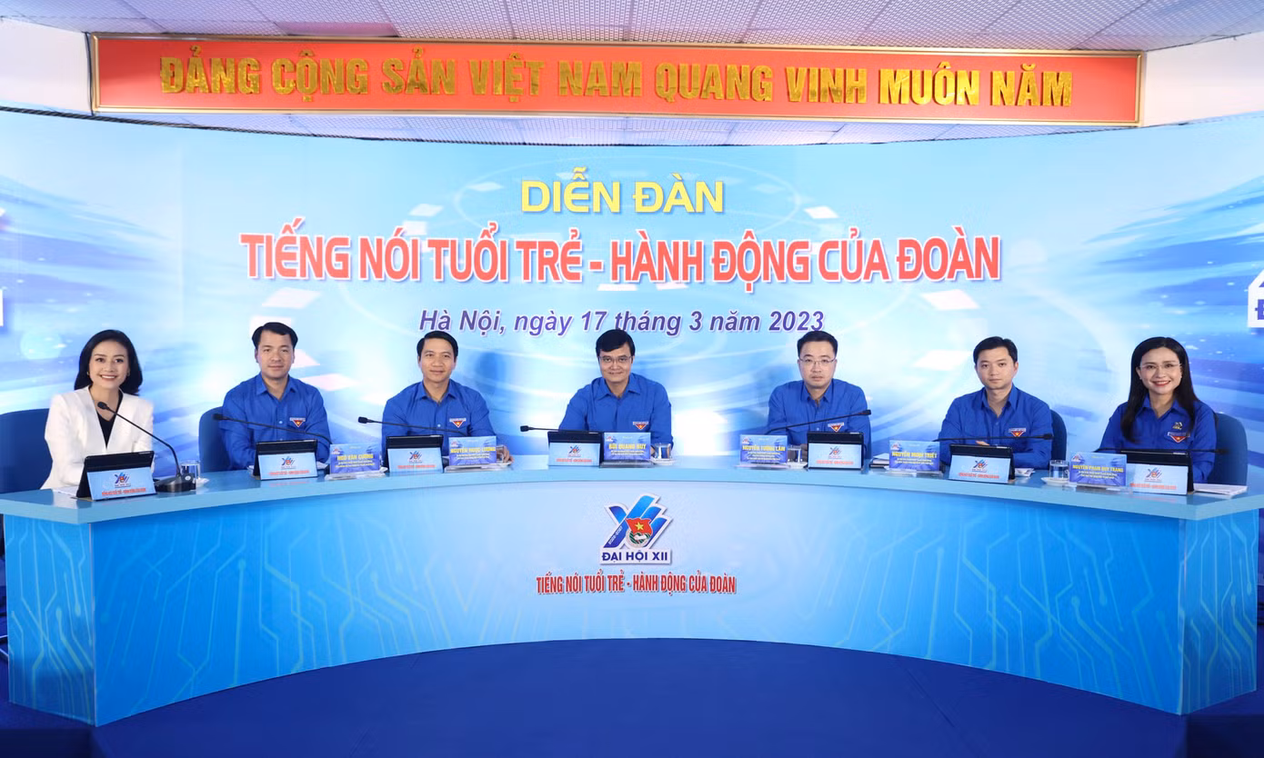 Diễn đàn gồm 2 phần: phần 1 với chủ đề "Phát huy sức trẻ xây dựng đất nước phồn vinh, hạnh phúc"; phần 2 với chủ đề "Đồng hành, tạo môi trường để thanh thiếu nhi phát triển toàn diện". Trao đổi tại diễn đàn có 6 thành viên trong Ban Bí thư T.Ư Đoàn gồm: anh Bùi Quang Huy, Ủy viên dự khuyết T.Ư Đảng, Bí thư thứ nhất T.Ư Đoàn; anh Nguyễn Ngọc Lương, Bí thư thường trực T.Ư Đoàn, Chủ tịch Hội Liên hiệp Thanh niên Việt Nam; anh Ngô Văn Cương, Bí thư T.Ư Đoàn, Chủ nhiệm Ủy ban Kiểm tra T.Ư Đoàn; anh Nguyễn Tường Lâm, Bí thư T.Ư Đoàn, Phó Chủ nhiệm thường trực Ủy ban Quốc gia về thanh niên Việt Nam; chị Nguyễn Phạm Duy Trang, Bí thư T.Ư Đoàn, Chủ tịch Hội đồng Đội T.Ư; anh Nguyễn Minh Triết, Bí thư T.Ư Đoàn, Chủ tịch Hội Sinh viên Việt Nam. Diễn đàn gồm 2 phần: phần 1 với chủ đề "Phát huy sức trẻ xây dựng đất nước phồn vinh, hạnh phúc"; phần 2 với chủ đề "Đồng hành, tạo môi trường để thanh thiếu nhi phát triển toàn diện". Trao đổi tại diễn đàn có 6 thành viên trong Ban Bí thư T.Ư Đoàn gồm: anh Bùi Quang Huy, Ủy viên dự khuyết T.Ư Đảng, Bí thư thứ nhất T.Ư Đoàn; anh Nguyễn Ngọc Lương, Bí thư thường trực T.Ư Đoàn, Chủ tịch Hội Liên hiệp Thanh niên Việt Nam; anh Ngô Văn Cương, Bí thư T.Ư Đoàn, Chủ nhiệm Ủy ban Kiểm tra T.Ư Đoàn; anh Nguyễn Tường Lâm, Bí thư T.Ư Đoàn, Phó Chủ nhiệm thường trực Ủy ban Quốc gia về thanh niên Việt Nam; chị Nguyễn Phạm Duy Trang, Bí thư T.Ư Đoàn, Chủ tịch Hội đồng Đội T.Ư; anh Nguyễn Minh Triết, Bí thư T.Ư Đoàn, Chủ tịch Hội Sinh viên Việt Nam.