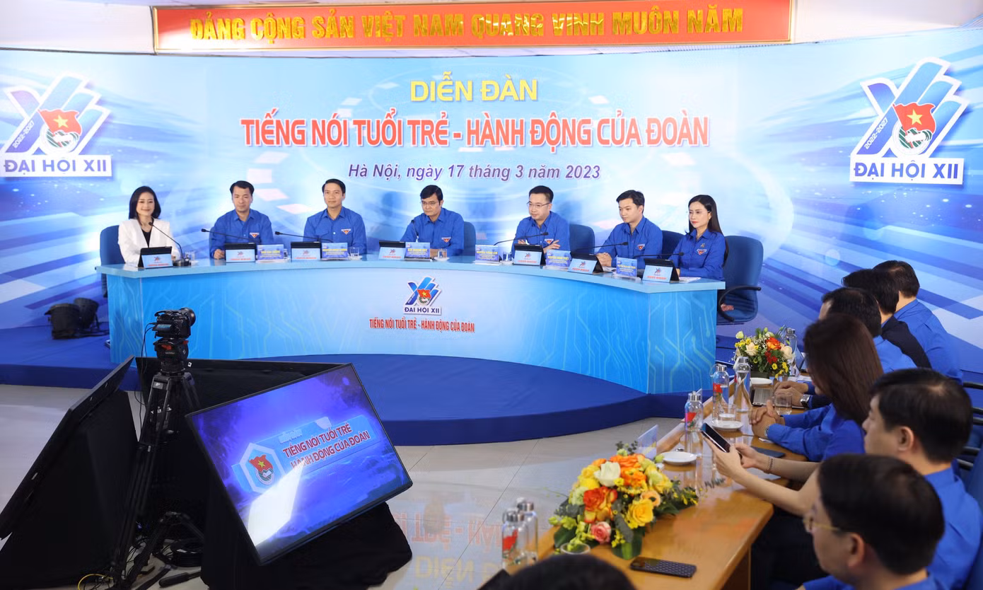 Chiều 17/3, tại Hà Nội, Ban Bí thư T.Ư Đoàn tổ chức Diễn đàn "Tiếng nói tuổi trẻ - Hành động của Đoàn" theo hình thức trực tiếp và trực tuyến. Tại thời điểm diễn ra, có 11.012 điểm cầu trong và ngoài nước tham dự chương trình, trong đó có 22 điểm cầu tổ chức Đoàn, Hội ở nước ngoài; 281.118 cán bộ đoàn các cấp và đoàn viên, thanh niên theo dõi trực tiếp tại các điểm cầu và hàng triệu đoàn viên, thanh niên theo dõi trên các nền tảng số của Đoàn. Chiều 17/3, tại Hà Nội, Ban Bí thư T.Ư Đoàn tổ chức Diễn đàn "Tiếng nói tuổi trẻ - Hành động của Đoàn" theo hình thức trực tiếp và trực tuyến. Tại thời điểm diễn ra, có 11.012 điểm cầu trong và ngoài nước tham dự chương trình, trong đó có 22 điểm cầu tổ chức Đoàn, Hội ở nước ngoài; 281.118 cán bộ đoàn các cấp và đoàn viên, thanh niên theo dõi trực tiếp tại các điểm cầu và hàng triệu đoàn viên, thanh niên theo dõi trên các nền tảng số của Đoàn.