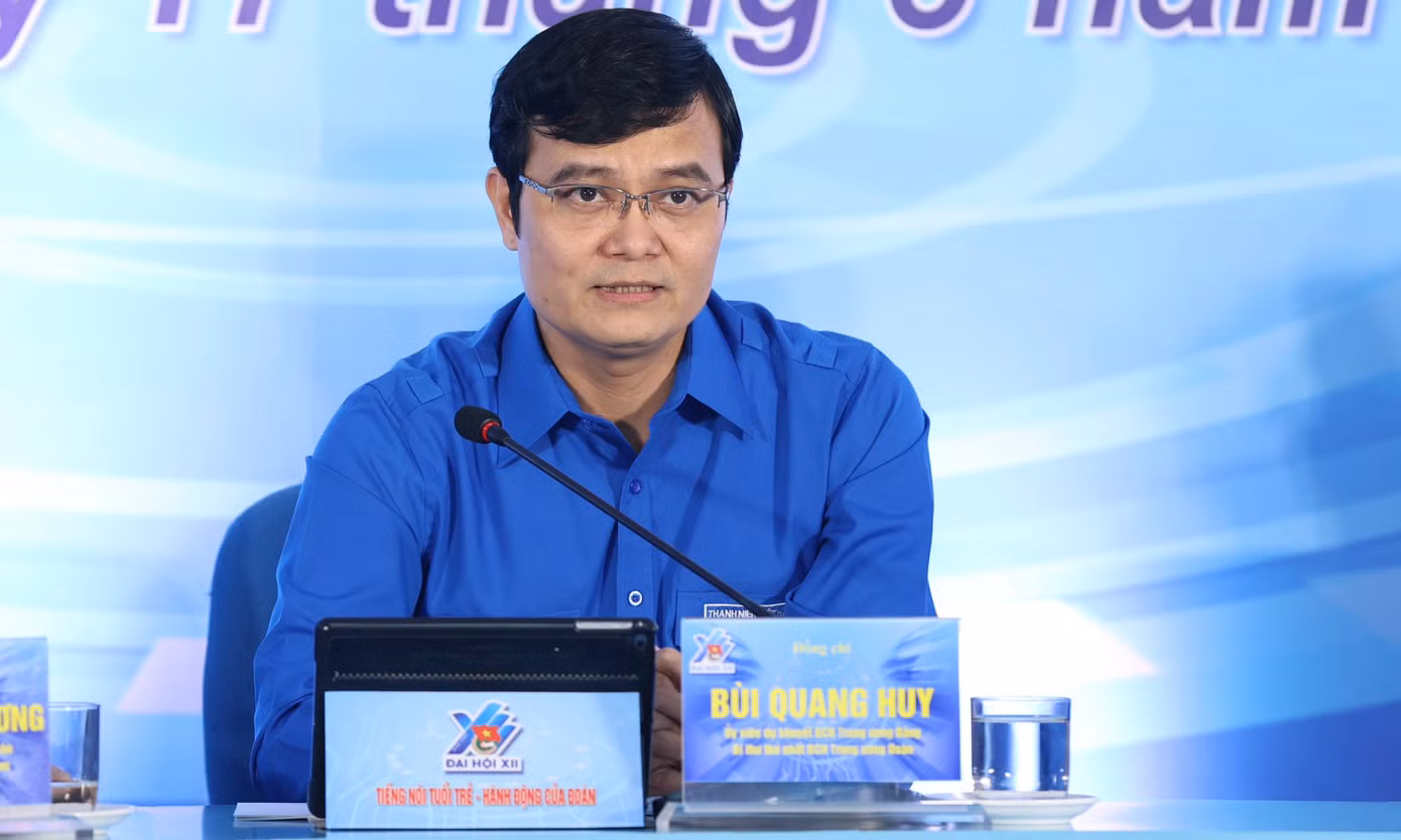 Trao đổi về vấn đề chuyển đổi số, Bí thư thứ nhất T.Ư Đoàn Bùi Quang Huy nhấn mạnh: Muốn chuyển đổi số cần có những con người làm trong môi trường số. Có 2 yếu tố quan trọng xây dựng “con người số” là nhận thức số và năng lực số. Nhận thức số đóng vai trò rất quan trọng, vì chuyển đổi số có tính chất phá hủy, thay đổi hoàn toàn phương thức làm việc cũ. Nếu nhận thức không đúng vai trò của nó thì không có quyết tâm để thực hiện thay đổi. Thái độ, kiến thức và kỹ năng giúp chúng ta làm việc được trong môi trường số. Vai trò của tổ chức Đoàn và tổ chức khác là cần tạo môi trường để bạn trẻ phát triển kỹ năng số đó. Trao đổi về vấn đề chuyển đổi số, Bí thư thứ nhất T.Ư Đoàn Bùi Quang Huy nhấn mạnh: Muốn chuyển đổi số cần có những con người làm trong môi trường số. Có 2 yếu tố quan trọng xây dựng “con người số” là nhận thức số và năng lực số. Nhận thức số đóng vai trò rất quan trọng, vì chuyển đổi số có tính chất phá hủy, thay đổi hoàn toàn phương thức làm việc cũ. Nếu nhận thức không đúng vai trò của nó thì không có quyết tâm để thực hiện thay đổi. Thái độ, kiến thức và kỹ năng giúp chúng ta làm việc được trong môi trường số. Vai trò của tổ chức Đoàn và tổ chức khác là cần tạo môi trường để bạn trẻ phát triển kỹ năng số đó.