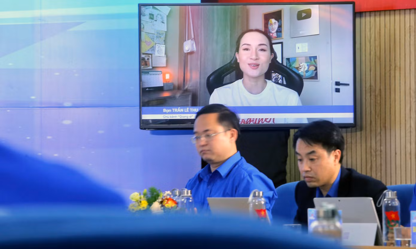 Kết thúc Diễn đàn “Tiếng nói tuổi trẻ - Hành động của Đoàn”, Bí thư thứ nhất T.Ư Đoàn Bùi Quang Huy chia sẻ: Diễn đàn nhận được 3.543 câu hỏi của đoàn viên, thanh niên trong và ngoài nước. Đây là những câu hỏi, thể hiện sự trăn trở, quan tâm và tình cảm của bạn trẻ dành cho tổ chức Đoàn. Đến thời điểm này, Trung ương Đoàn mới trả lời 573 câu hỏi. Còn 2970 câu hỏi chưa trả lời. Chúng tôi sẽ tiếp tục trả lời các câu hỏi của bạn trẻ qua các kênh khác nhau. Kết thúc Diễn đàn “Tiếng nói tuổi trẻ - Hành động của Đoàn”, Bí thư thứ nhất T.Ư Đoàn Bùi Quang Huy chia sẻ: Diễn đàn nhận được 3.543 câu hỏi của đoàn viên, thanh niên trong và ngoài nước. Đây là những câu hỏi, thể hiện sự trăn trở, quan tâm và tình cảm của bạn trẻ dành cho tổ chức Đoàn. Đến thời điểm này, Trung ương Đoàn mới trả lời 573 câu hỏi. Còn 2970 câu hỏi chưa trả lời. Chúng tôi sẽ tiếp tục trả lời các câu hỏi của bạn trẻ qua các kênh khác nhau.