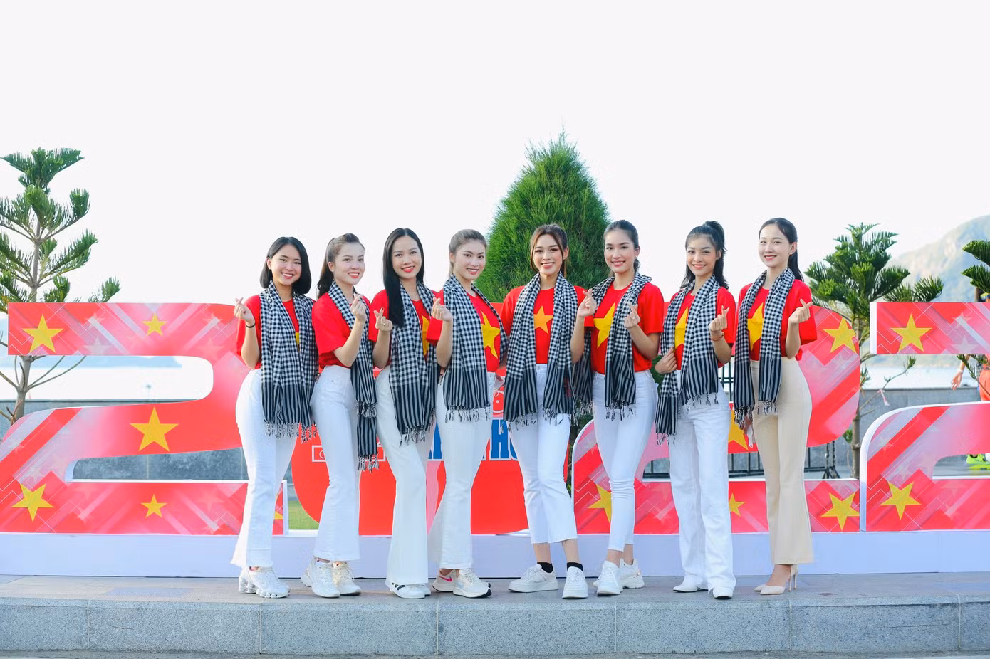 Sáng nay (26/3), Hoa hậu Đỗ Thị Hà cùng các á hậu và người đẹp cuộc thi Hoa hậu Việt Nam tham gia Lễ thượng cờ Tổ quốc trong khuôn khổ Giải Vô địch Quốc gia marathon và cự ly dài báo Tiền Phong (Tiền Phong Marathon) năm 2022 ở Côn Đảo (Bà Rịa - Vũng Tàu). Sáng nay (26/3), Hoa hậu Đỗ Thị Hà cùng các á hậu và người đẹp cuộc thi Hoa hậu Việt Nam tham gia Lễ thượng cờ Tổ quốc trong khuôn khổ Giải Vô địch Quốc gia marathon và cự ly dài báo Tiền Phong (Tiền Phong Marathon) năm 2022 ở Côn Đảo (Bà Rịa - Vũng Tàu).