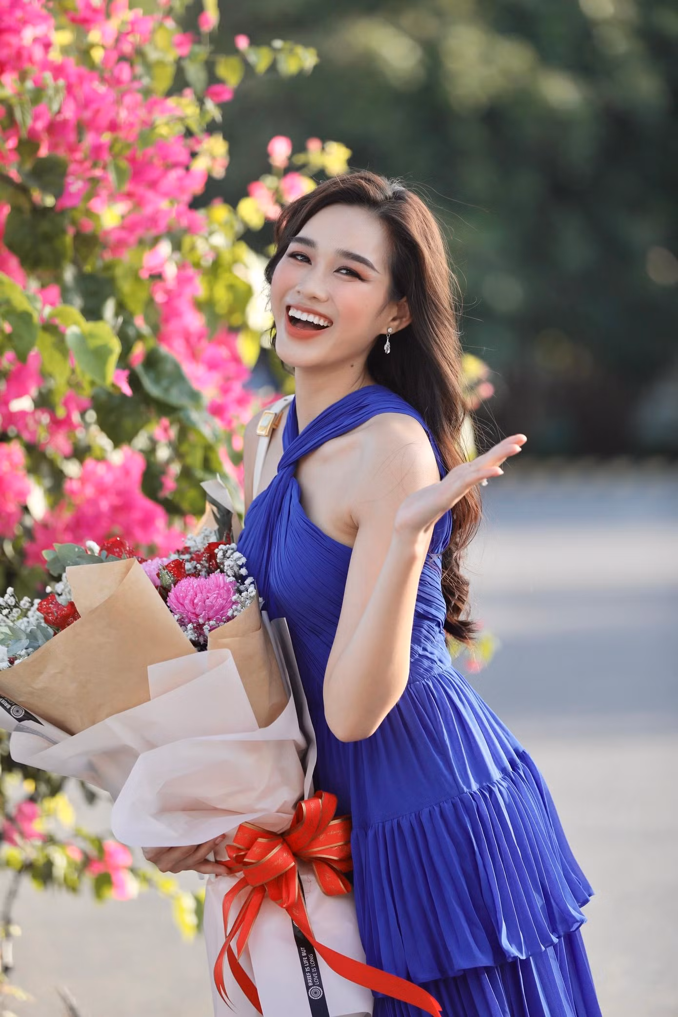 “Hà rất vui khi về Việt Nam đã nhận được sự chào đón và những tình cảm nồng ấm của gia đình, bạn bè, ekip và người hâm mộ. Sau hành trình Miss World 2021 nhiều gian nan, Hà cảm thấy nhẹ nhàng và thoải mái hơn trước vì dù sao mọi thứ đã khép lại một cách trọn vẹn. Có thể thấy, thông qua cuộc chinh chiến lần này, Hà đã trưởng thành hơn rất nhiều và tự hào với những gì mình đã làm được”- Hoa hậu Đỗ Thị Hà nói. “Hà rất vui khi về Việt Nam đã nhận được sự chào đón và những tình cảm nồng ấm của gia đình, bạn bè, ekip và người hâm mộ. Sau hành trình Miss World 2021 nhiều gian nan, Hà cảm thấy nhẹ nhàng và thoải mái hơn trước vì dù sao mọi thứ đã khép lại một cách trọn vẹn. Có thể thấy, thông qua cuộc chinh chiến lần này, Hà đã trưởng thành hơn rất nhiều và tự hào với những gì mình đã làm được”- Hoa hậu Đỗ Thị Hà nói.