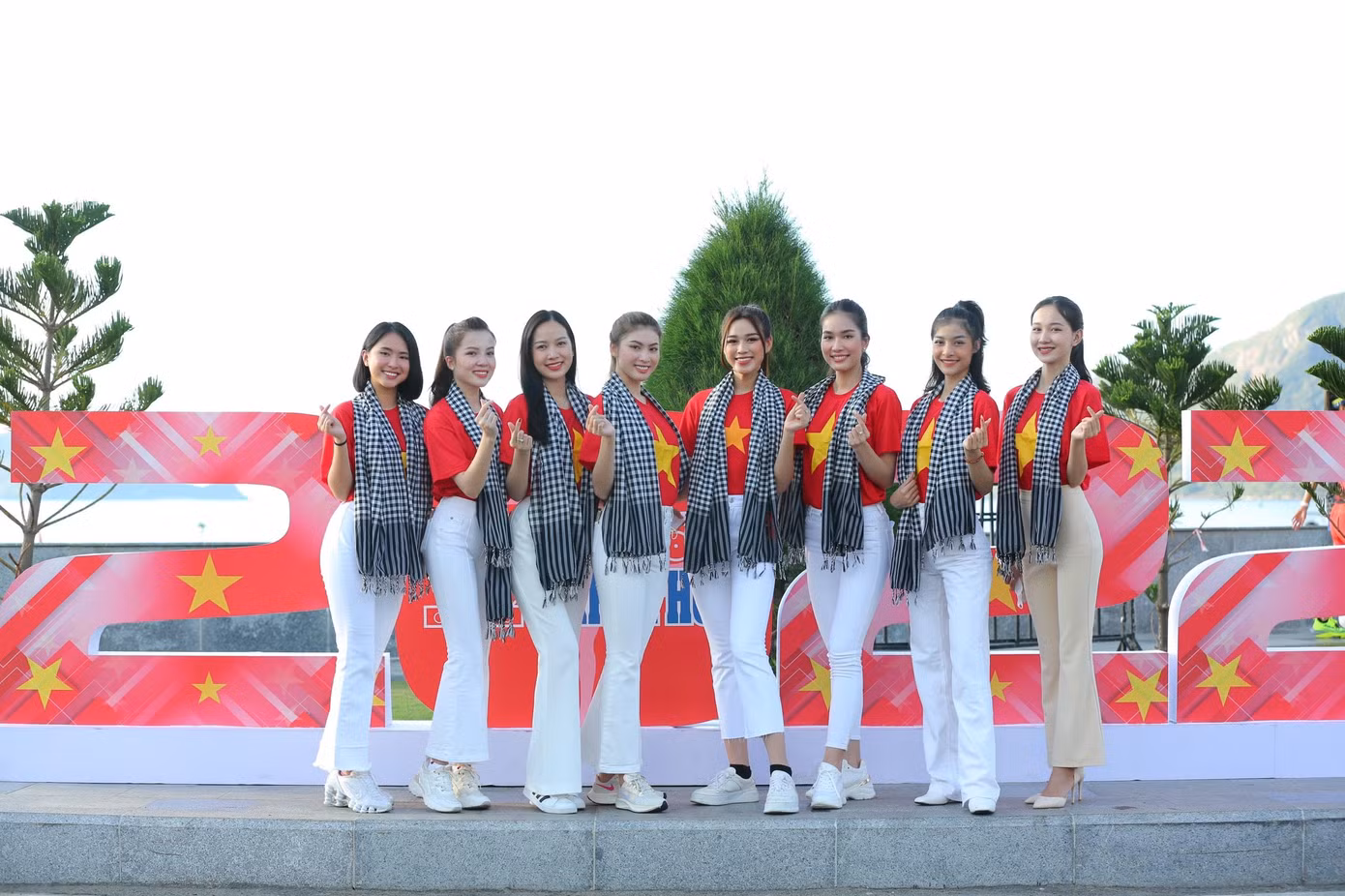 Người đẹp Phù Bảo Nghi thổ lộ: “Hôm nay Bảo Nghi rất vinh dự được dự Lễ thượng cờ tại Côn Đảo. Đây là lần thứ 2 Nghi được dự Lễ thượng cờ, và cảm giác vẫn xúc động như lần đầu. Chứng kiến lá cờ đỏ sao vàng bay giữa đất trời Côn Đảo là một cảm giác vô cùng tự hào và là một kỉ niệm rất đẹp. Đây là lần thứ 2 Nghi đến với Côn Đảo. Nhưng lần đầu là lúc Nghi chỉ khoảng 10 tuổi, Nghi rất ngạc nhiên với sự thay đổi và phát triển của đảo. Và Nghi mong trong tương lai gần Nghi sẽ được quay lại với Côn Đảo với gia đình và người thân của mình”. Người đẹp Phù Bảo Nghi thổ lộ: “Hôm nay Bảo Nghi rất vinh dự được dự Lễ thượng cờ tại Côn Đảo. Đây là lần thứ 2 Nghi được dự Lễ thượng cờ, và cảm giác vẫn xúc động như lần đầu. Chứng kiến lá cờ đỏ sao vàng bay giữa đất trời Côn Đảo là một cảm giác vô cùng tự hào và là một kỉ niệm rất đẹp. Đây là lần thứ 2 Nghi đến với Côn Đảo. Nhưng lần đầu là lúc Nghi chỉ khoảng 10 tuổi, Nghi rất ngạc nhiên với sự thay đổi và phát triển của đảo. Và Nghi mong trong tương lai gần Nghi sẽ được quay lại với Côn Đảo với gia đình và người thân của mình”.
