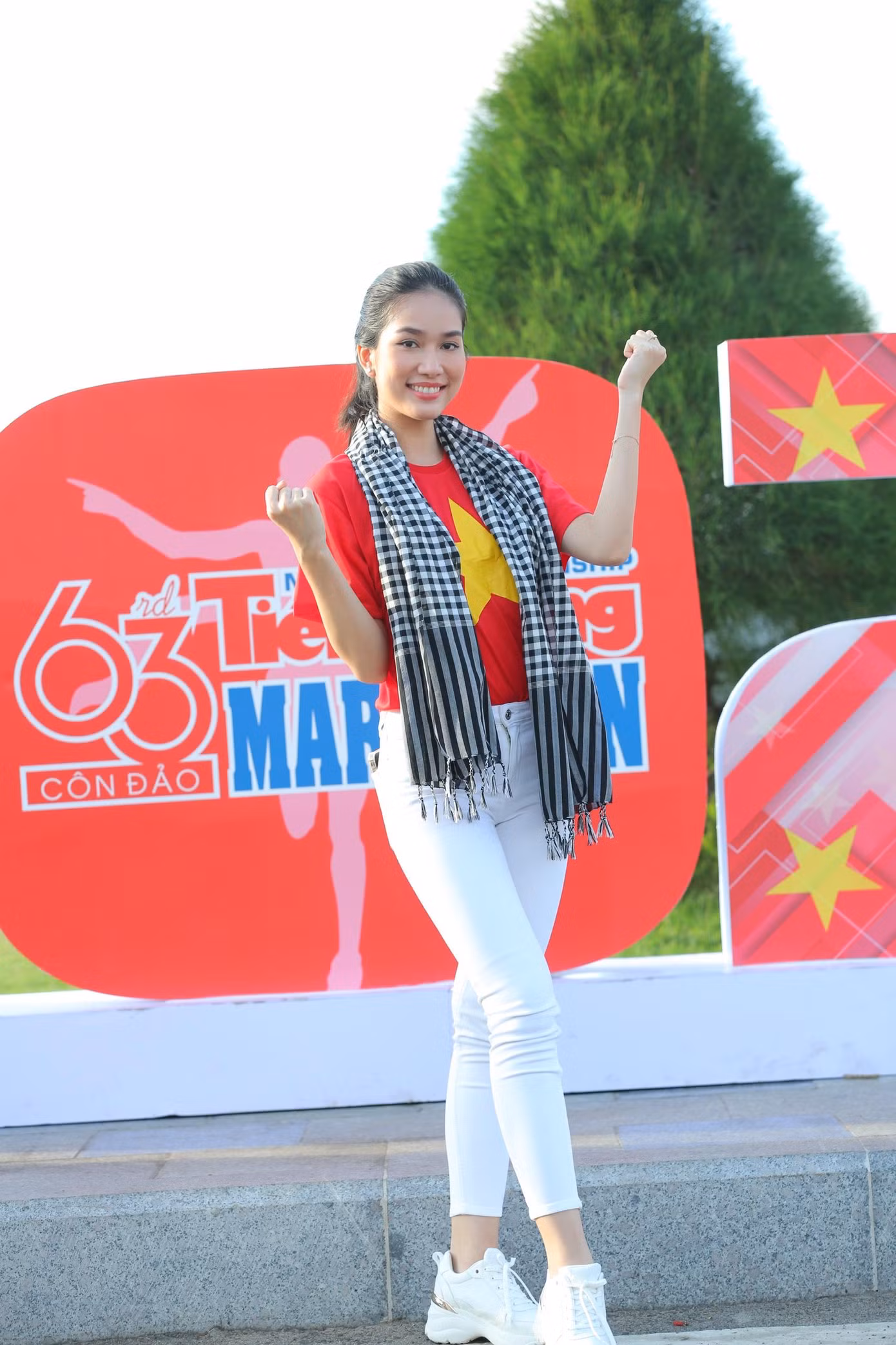 Á hậu Phương Anh không khỏi xúc động: “Ngày hôm nay sau khi tham dự Lễ thượng cờ, Phương Anh cảm thấy rất tự hào khi được đứng tại một nơi rất thiêng liêng của Tổ quốc. Sự kiện hôm nay vô cùng ý nghĩa. Được khoác trên mình chiếc áo cờ đỏ sao vàng khiến Phương Anh cảm xúc thật dâng trào”. Á hậu Phương Anh không khỏi xúc động: “Ngày hôm nay sau khi tham dự Lễ thượng cờ, Phương Anh cảm thấy rất tự hào khi được đứng tại một nơi rất thiêng liêng của Tổ quốc. Sự kiện hôm nay vô cùng ý nghĩa. Được khoác trên mình chiếc áo cờ đỏ sao vàng khiến Phương Anh cảm xúc thật dâng trào”.