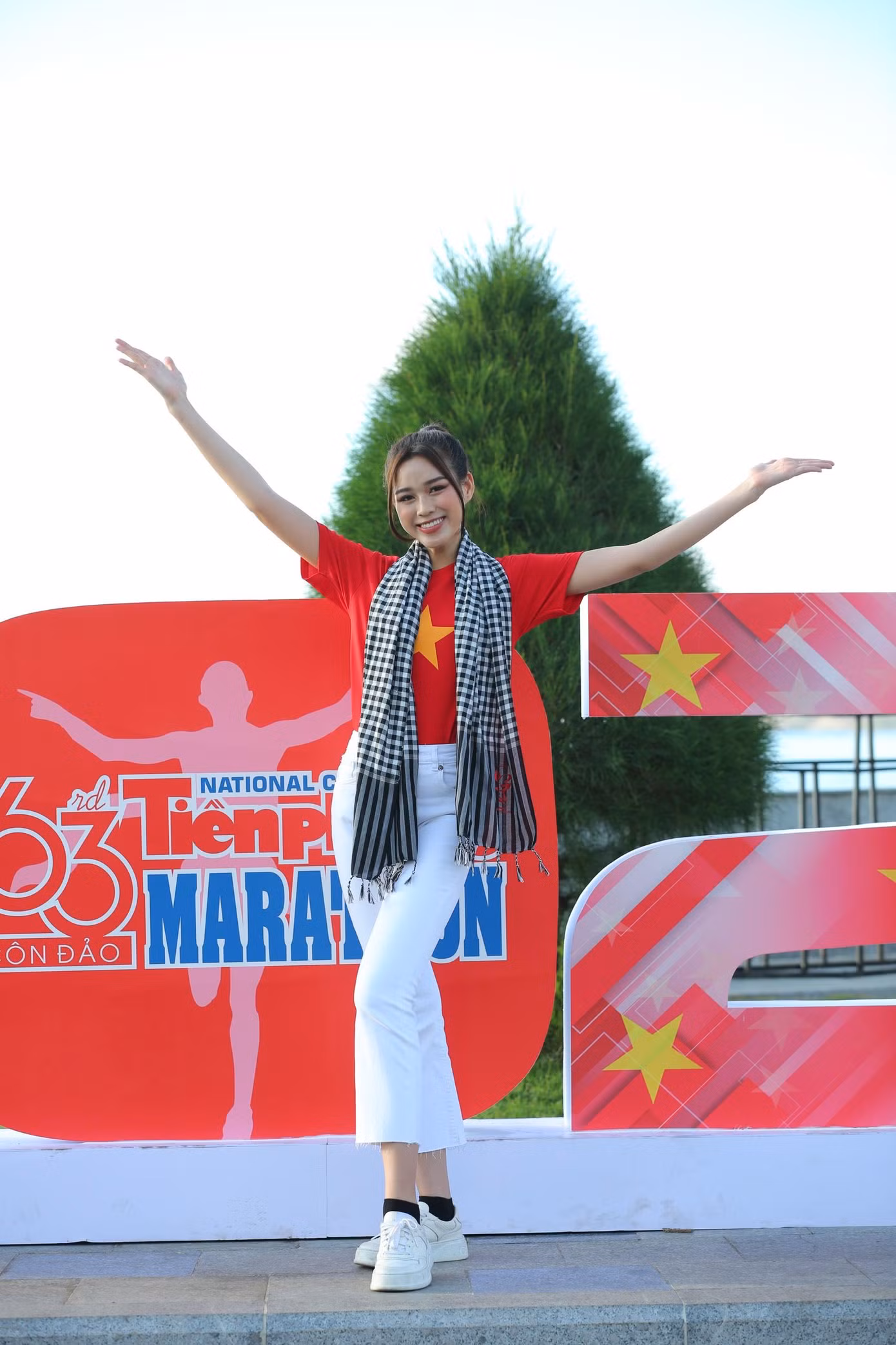 Chia sẻ với PV Tiền Phong, Hoa hậu Đỗ Thị Hà cho biết, dù còn khá mệt sau hành trình dài tại Miss World và những thay đổi về múi giờ nhưng cô vẫn rất hào hứng khi tới Côn Đảo để tham dự Giải Vô địch Quốc gia marathon và cự ly dài báo Tiền Phong lần thứ 63. Chia sẻ với PV Tiền Phong, Hoa hậu Đỗ Thị Hà cho biết, dù còn khá mệt sau hành trình dài tại Miss World và những thay đổi về múi giờ nhưng cô vẫn rất hào hứng khi tới Côn Đảo để tham dự Giải Vô địch Quốc gia marathon và cự ly dài báo Tiền Phong lần thứ 63.